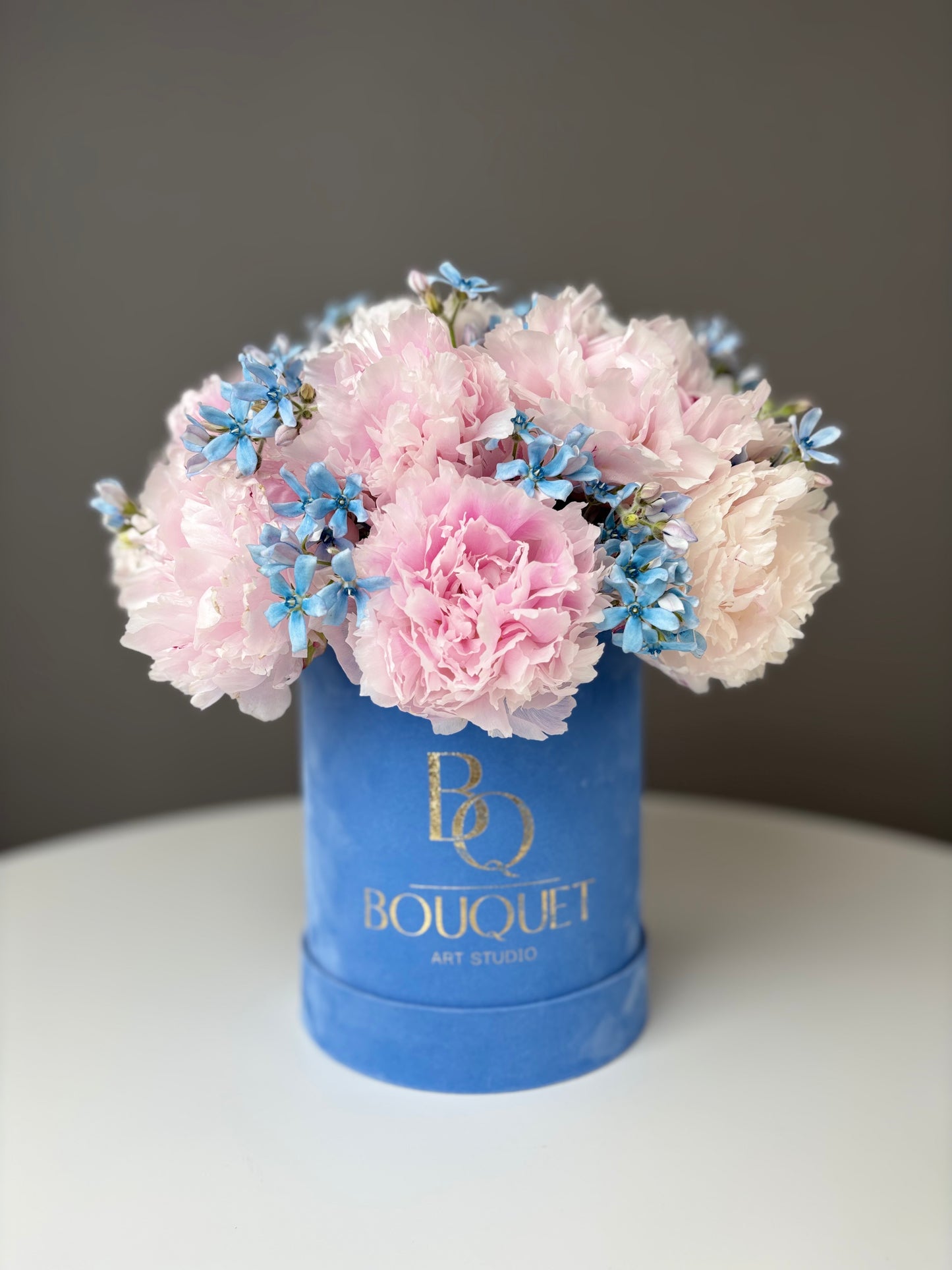 LUXURY PINK PEONIES & BLUE FLOWERS IN VELVET HAT BOX | BQ BOUQUET