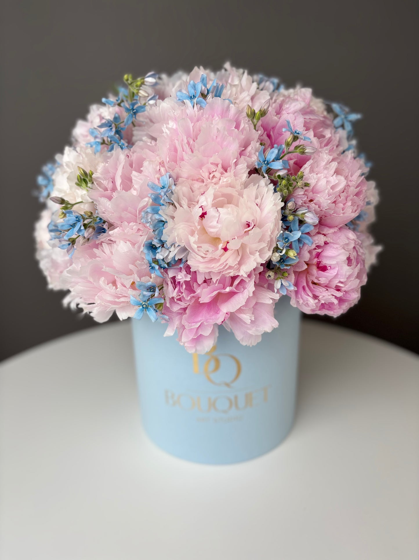 LUXURY PINK PEONIES WITH BLUE FLOWERS IN HAT BOX | BQ BOUQUET