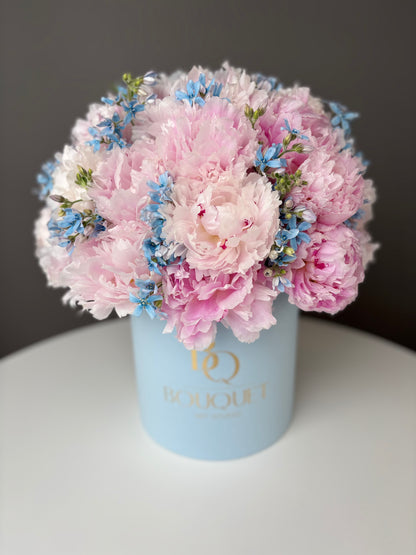 LUXURY PINK PEONIES WITH BLUE FLOWERS IN HAT BOX | BQ BOUQUET