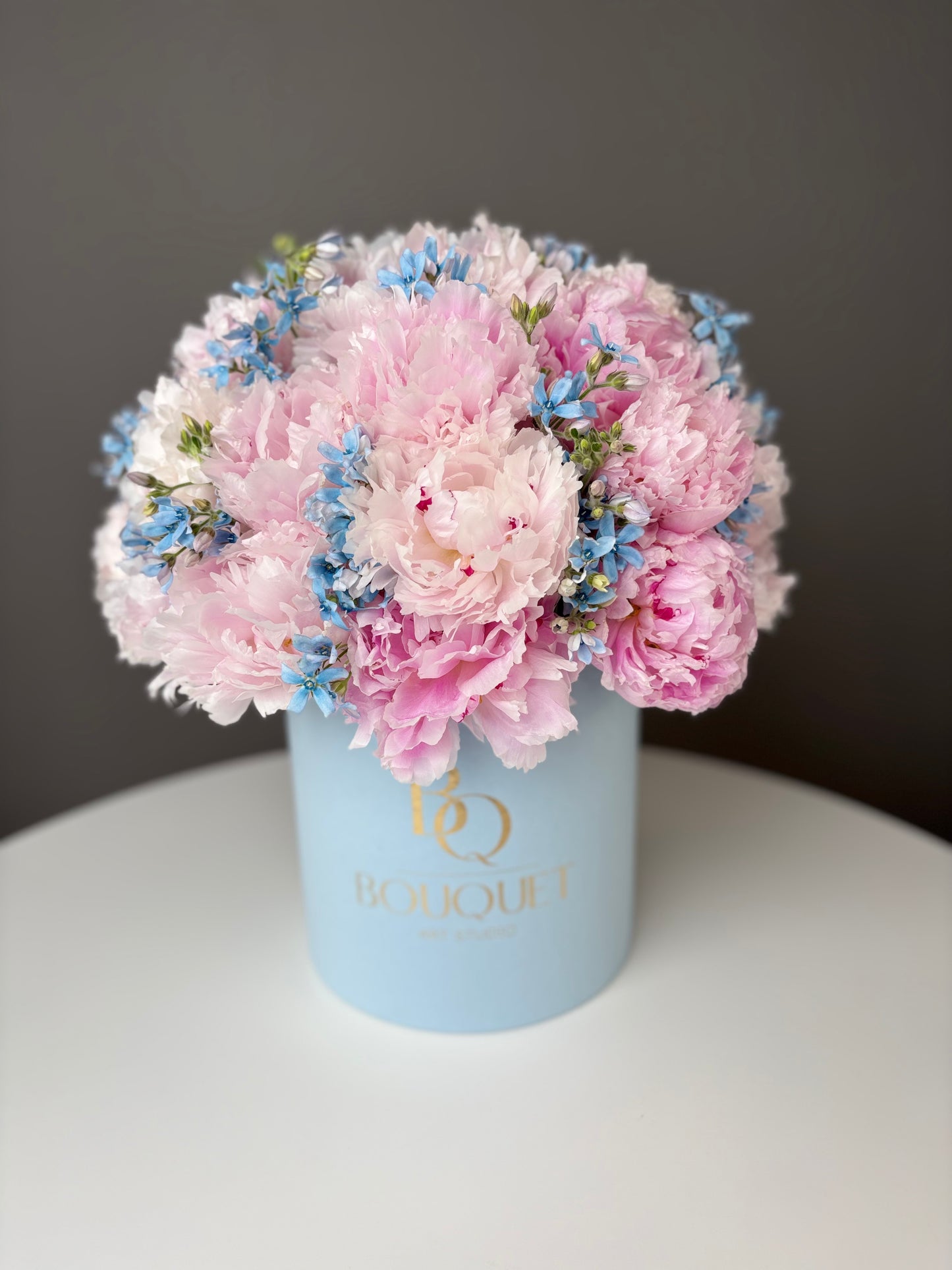 LUXURY PINK PEONIES WITH BLUE FLOWERS IN HAT BOX | BQ BOUQUET