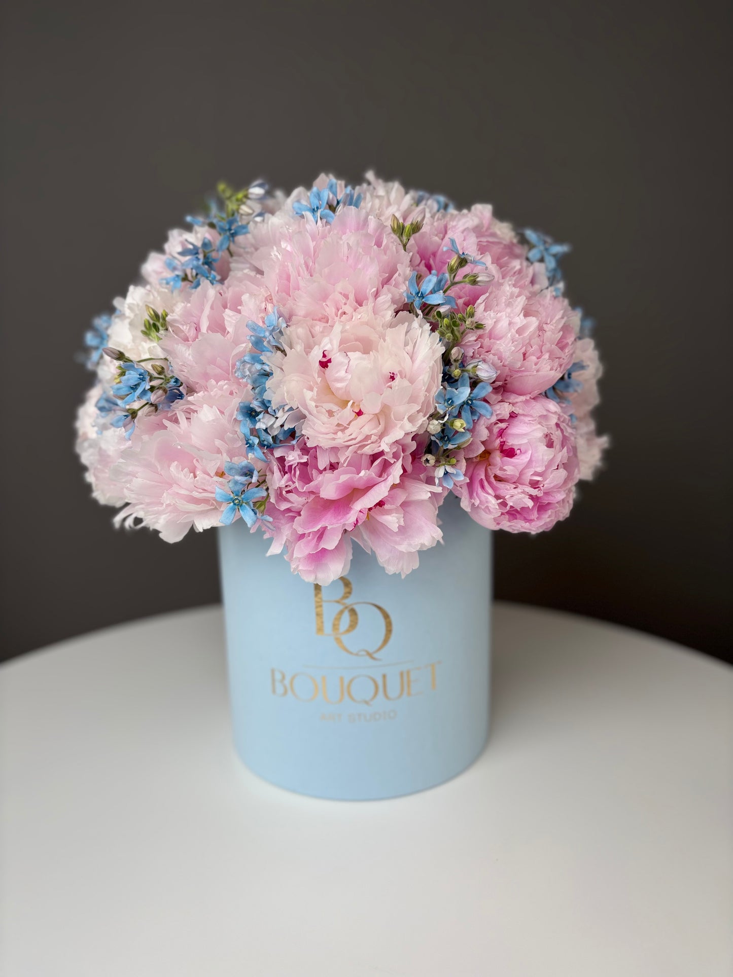 LUXURY PINK PEONIES WITH BLUE FLOWERS IN HAT BOX | BQ BOUQUET