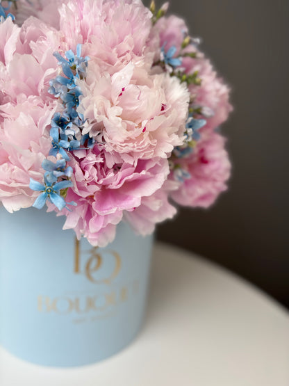 LUXURY PINK PEONIES WITH BLUE FLOWERS IN HAT BOX | BQ BOUQUET