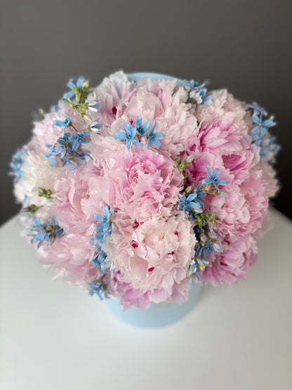 LUXURY PINK PEONIES WITH BLUE FLOWERS IN HAT BOX | BQ BOUQUET