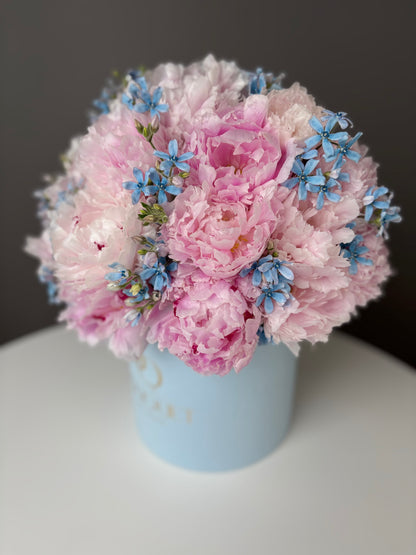 LUXURY PINK PEONIES WITH BLUE FLOWERS IN HAT BOX | BQ BOUQUET