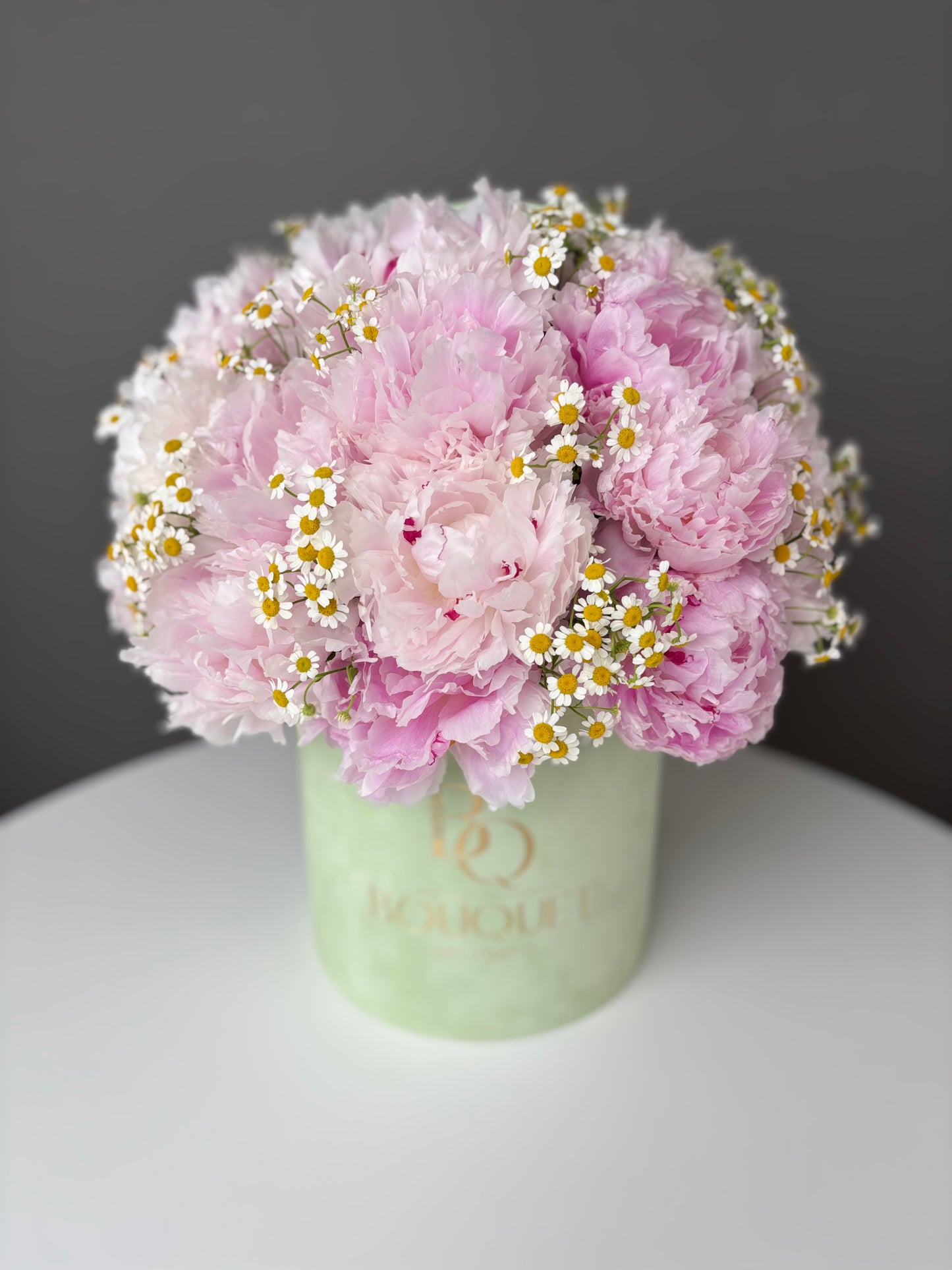 LUXURY PINK PEONIES & CHAMOMILE FLOWERS IN HAT BOX | BQ BOUQUET