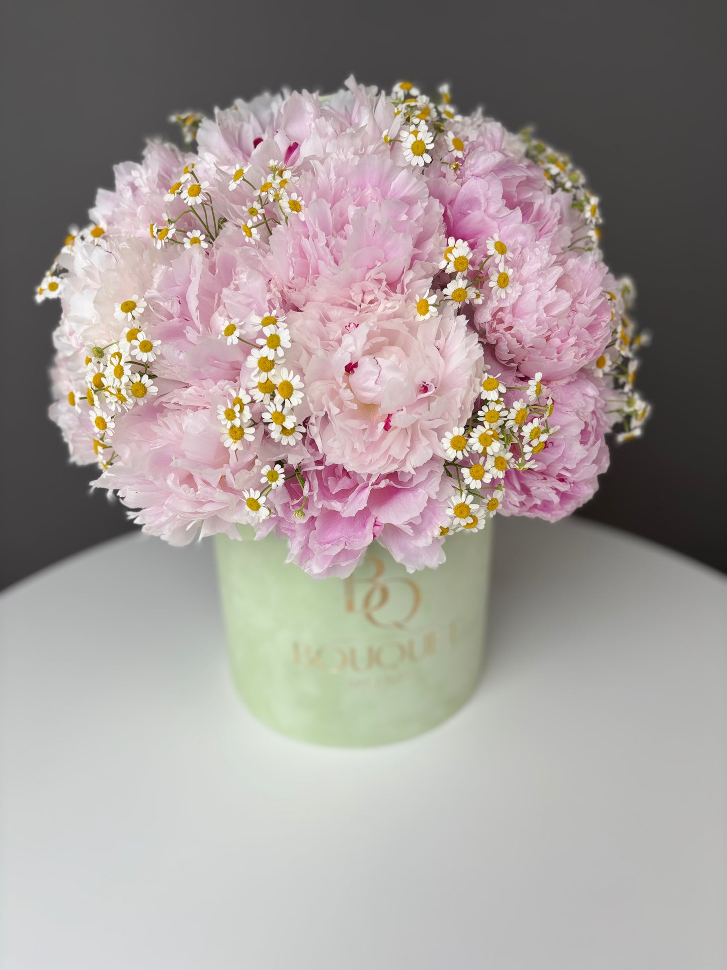 LUXURY PINK PEONIES & CHAMOMILE FLOWERS IN HAT BOX | BQ BOUQUET