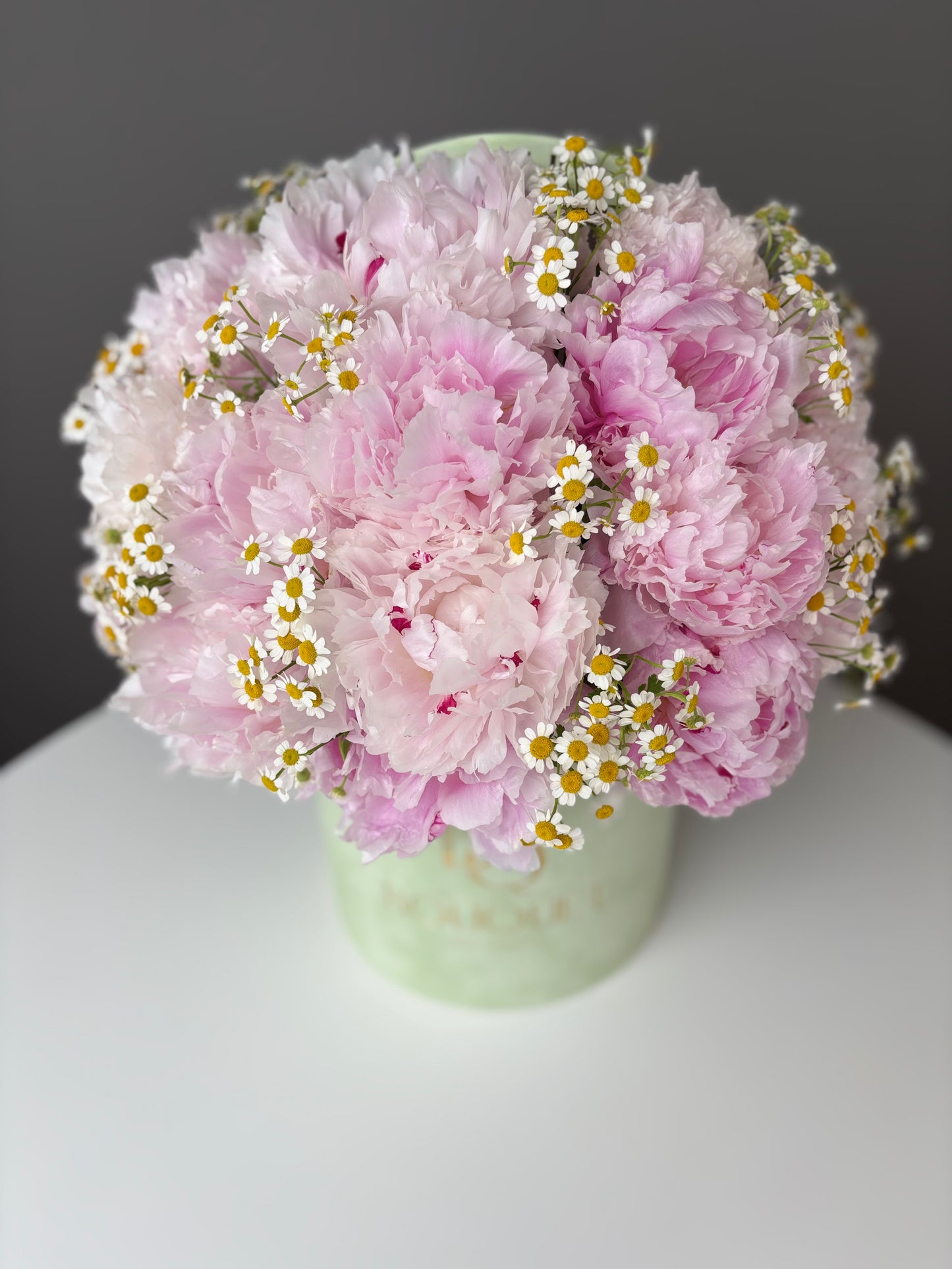 LUXURY PINK PEONIES & CHAMOMILE FLOWERS IN HAT BOX | BQ BOUQUET