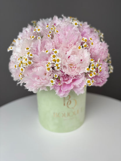 LUXURY PINK PEONIES & CHAMOMILE FLOWERS IN HAT BOX | BQ BOUQUET