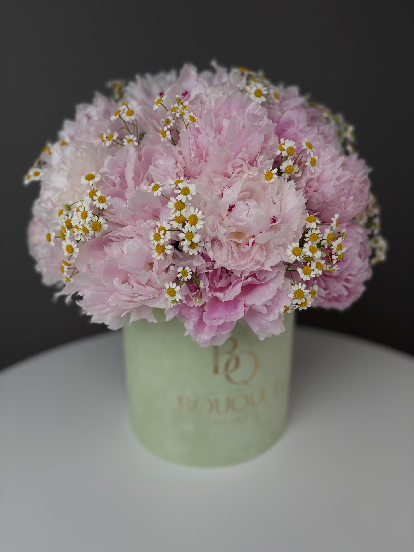 LUXURY PINK PEONIES & CHAMOMILE FLOWERS IN HAT BOX | BQ BOUQUET