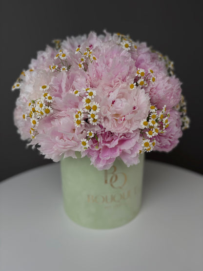 LUXURY PINK PEONIES & CHAMOMILE FLOWERS IN HAT BOX | BQ BOUQUET