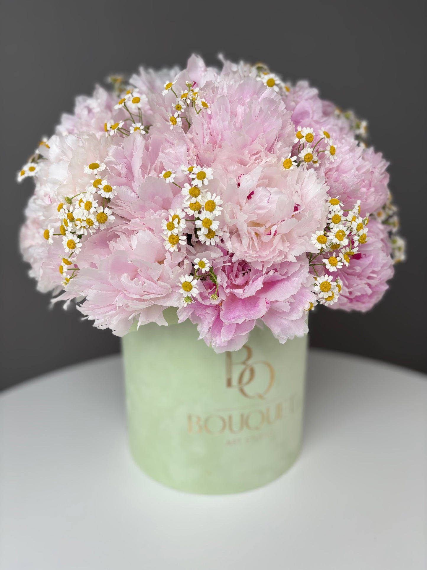 LUXURY PINK PEONIES & CHAMOMILE FLOWERS IN HAT BOX | BQ BOUQUET