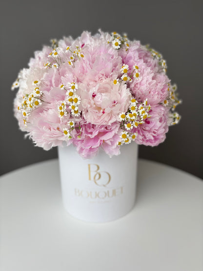 LUXURY PINK PEONIES & CHAMOMILE FLOWERS IN HAT BOX | BQ BOUQUET
