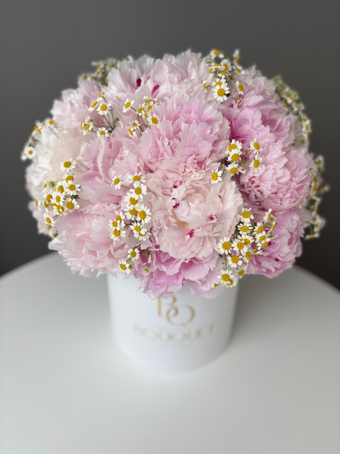 LUXURY PINK PEONIES & CHAMOMILE FLOWERS IN HAT BOX | BQ BOUQUET