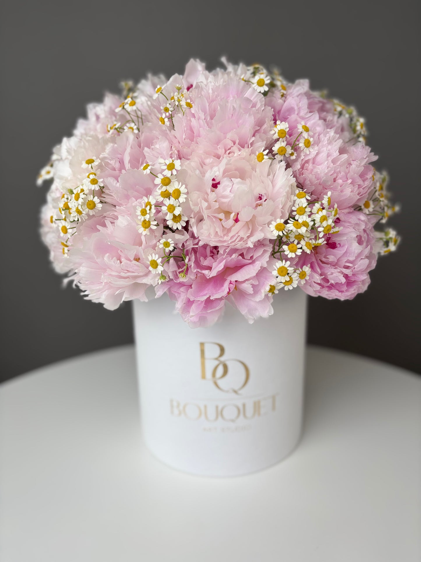 LUXURY PINK PEONIES & CHAMOMILE FLOWERS IN HAT BOX | BQ BOUQUET