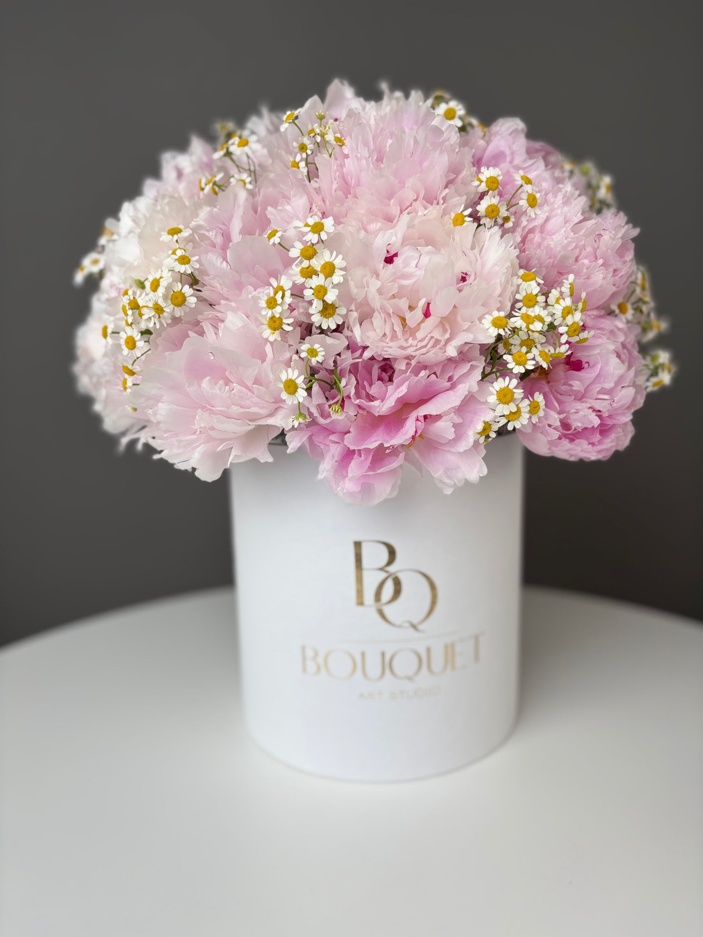 LUXURY PINK PEONIES & CHAMOMILE FLOWERS IN HAT BOX | BQ BOUQUET