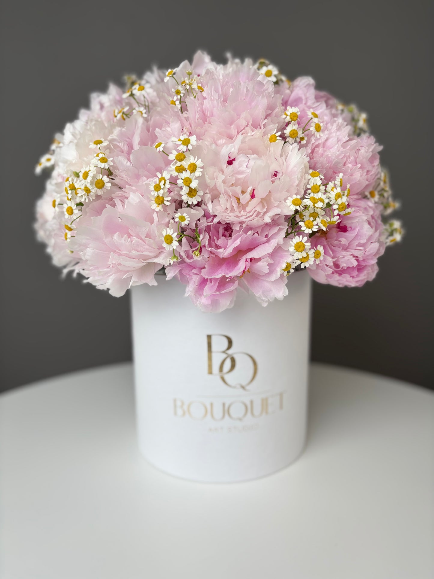 LUXURY PINK PEONIES & CHAMOMILE FLOWERS IN HAT BOX | BQ BOUQUET