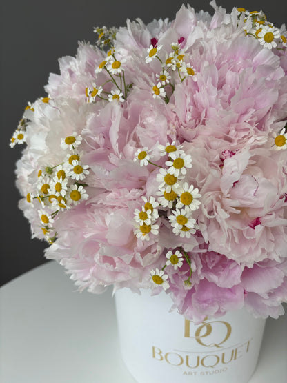 LUXURY PINK PEONIES & CHAMOMILE FLOWERS IN HAT BOX | BQ BOUQUET
