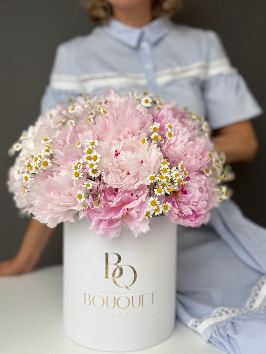 LUXURY PINK PEONIES & CHAMOMILE FLOWERS IN HAT BOX | BQ BOUQUET
