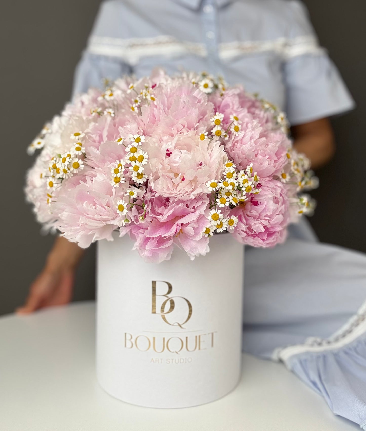 LUXURY PINK PEONIES & CHAMOMILE FLOWERS IN HAT BOX | BQ BOUQUET