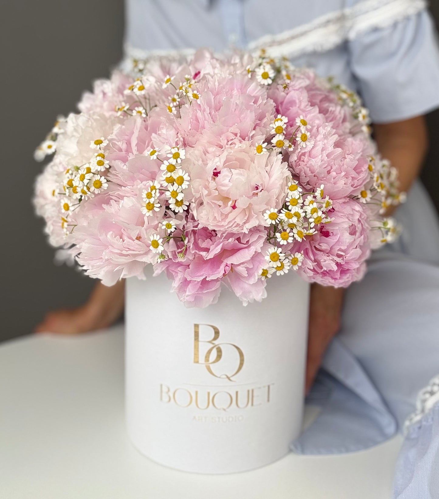 LUXURY PINK PEONIES & CHAMOMILE FLOWERS IN HAT BOX | BQ BOUQUET