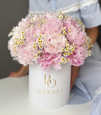 LUXURY PINK PEONIES & CHAMOMILE FLOWERS IN HAT BOX | BQ BOUQUET