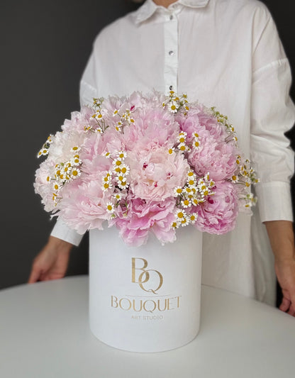 LUXURY PINK PEONIES & CHAMOMILE FLOWERS IN HAT BOX | BQ BOUQUET