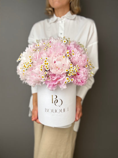 LUXURY PINK PEONIES & CHAMOMILE FLOWERS IN HAT BOX | BQ BOUQUET