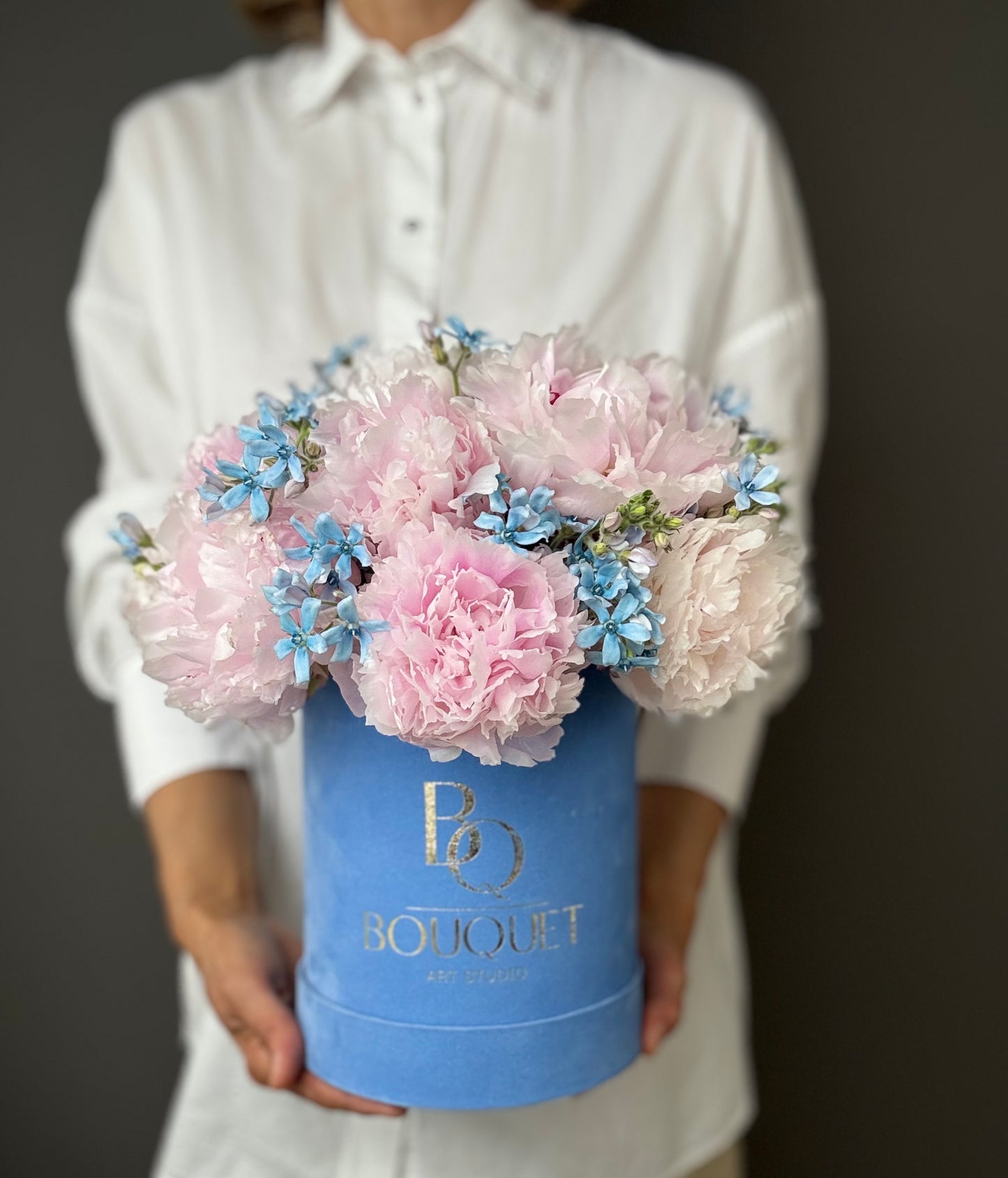 LUXURY PINK PEONIES & BLUE FLOWERS IN VELVET HAT BOX | BQ BOUQUET