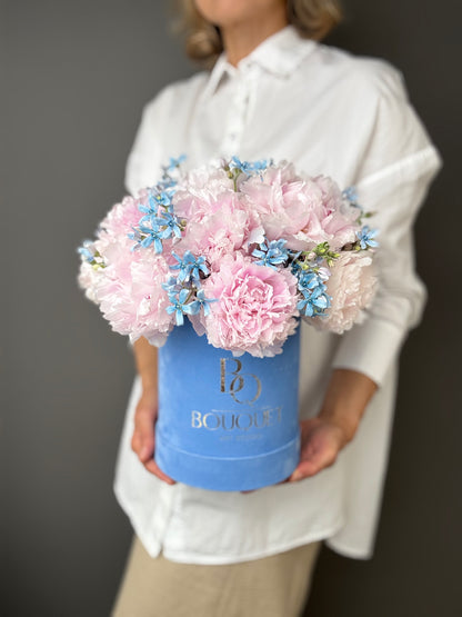 LUXURY PINK PEONIES & BLUE FLOWERS IN VELVET HAT BOX | BQ BOUQUET
