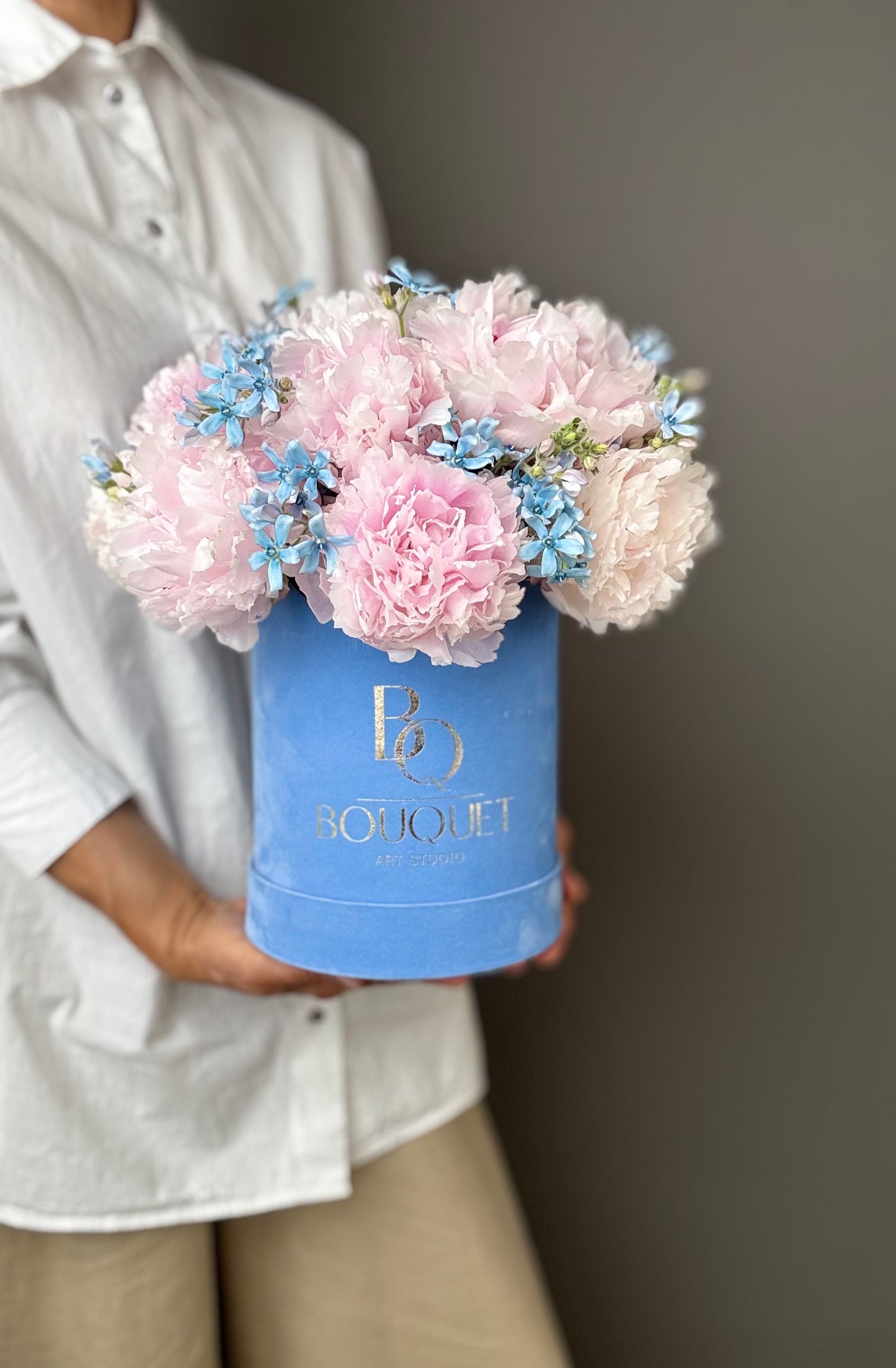 LUXURY PINK PEONIES & BLUE FLOWERS IN VELVET HAT BOX | BQ BOUQUET