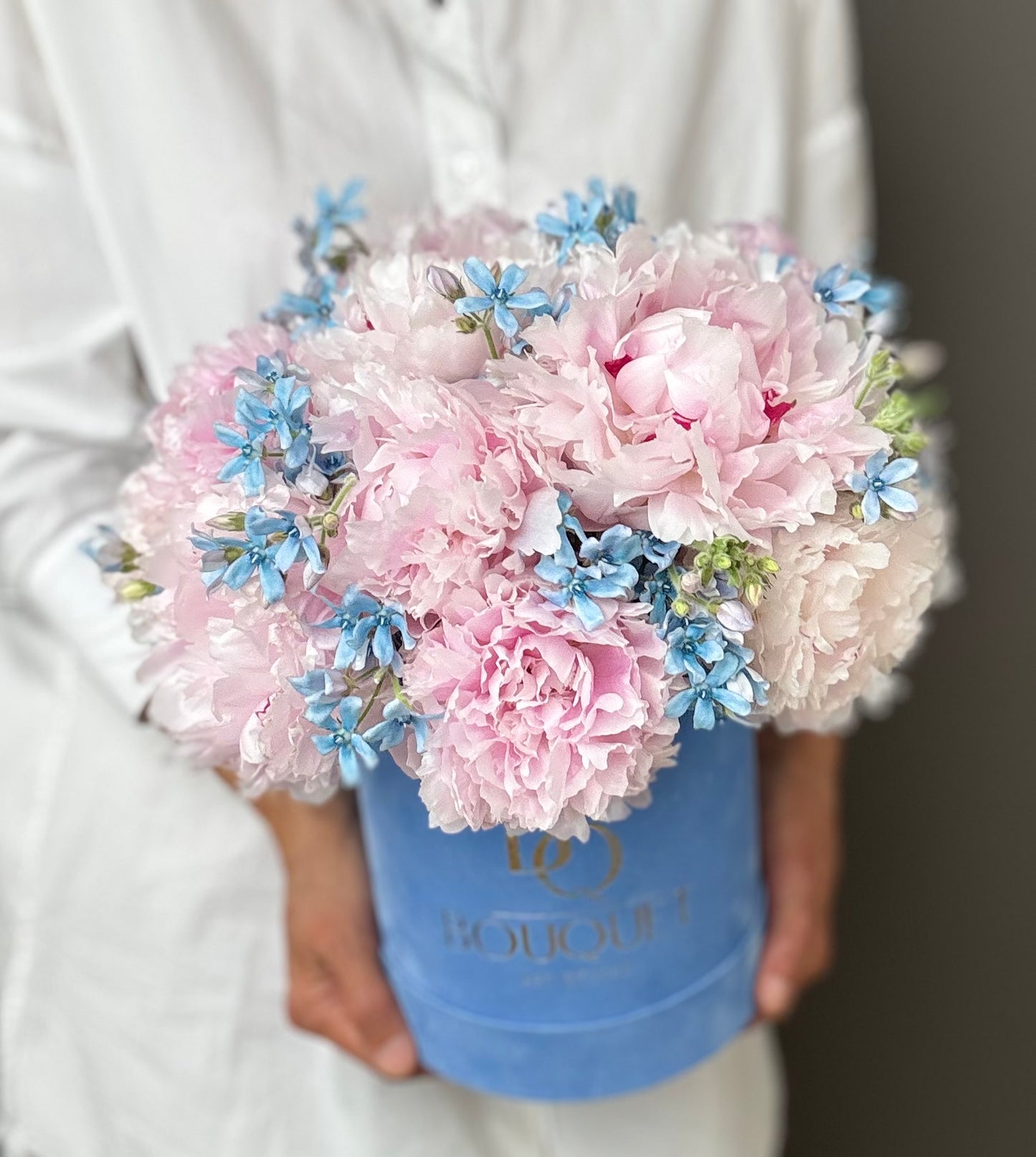 LUXURY PINK PEONIES & BLUE FLOWERS IN VELVET HAT BOX | BQ BOUQUET