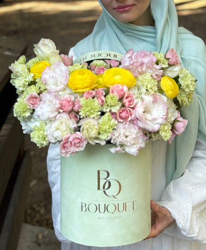LUXURY YELLOW RANUNCULUS, PINK CARNATIONS & WHITE FLOWERS IN HAT BOX | BQ BOUQUET