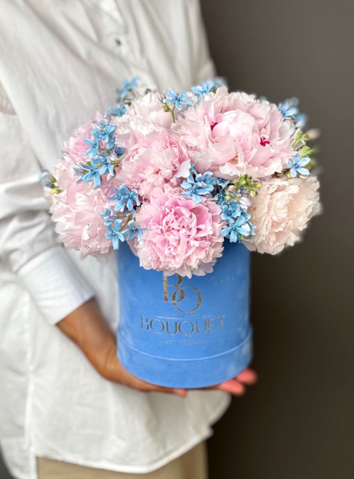 LUXURY PINK PEONIES & BLUE FLOWERS IN VELVET HAT BOX | BQ BOUQUET