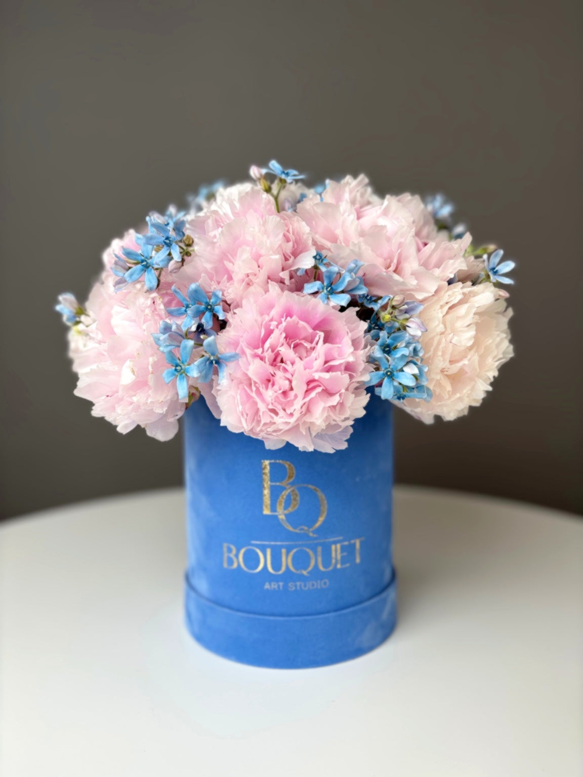 LUXURY PINK PEONIES & BLUE FLOWERS IN VELVET HAT BOX | BQ BOUQUET