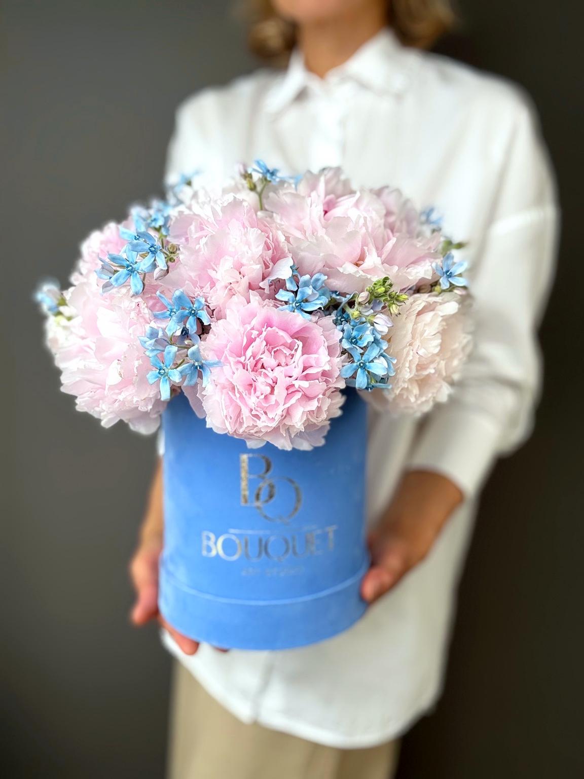 LUXURY PINK PEONIES & BLUE FLOWERS IN VELVET HAT BOX | BQ BOUQUET
