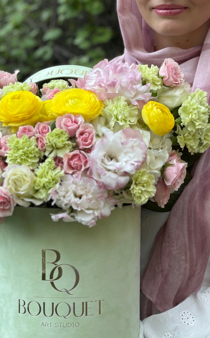 LUXURY YELLOW RANUNCULUS, PINK CARNATIONS & WHITE FLOWERS IN HAT BOX | BQ BOUQUET
