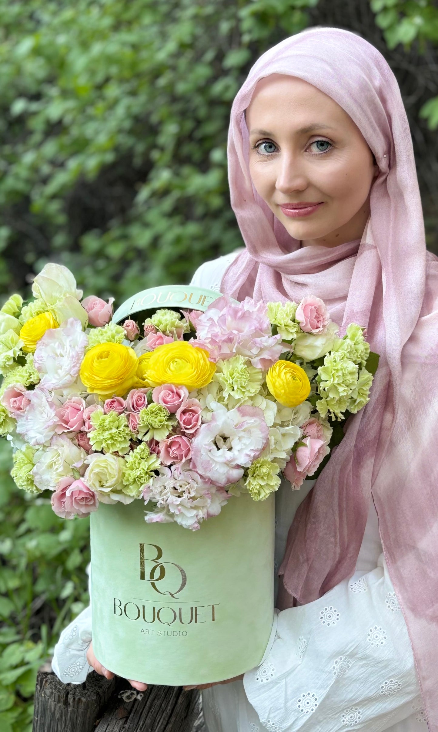 LUXURY YELLOW RANUNCULUS, PINK CARNATIONS & WHITE FLOWERS IN HAT BOX | BQ BOUQUET