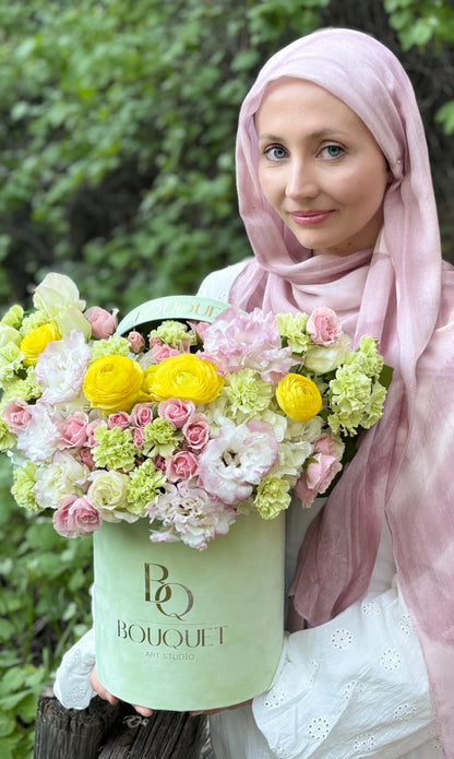 LUXURY YELLOW RANUNCULUS, PINK CARNATIONS & WHITE FLOWERS IN HAT BOX | BQ BOUQUET