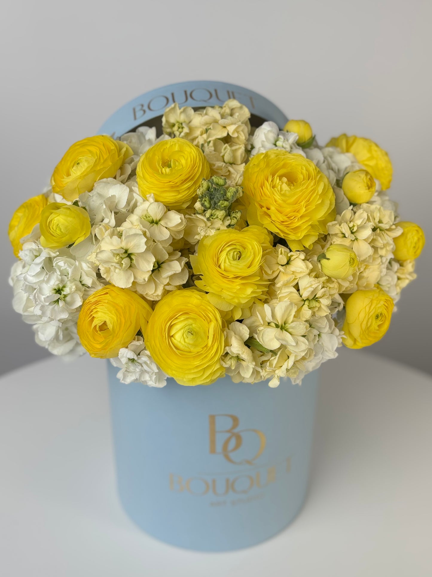 LUXURY YELLOW RANUNCULUS & WHITE FLOWERS IN HAT BOX | BQ BOUQUET