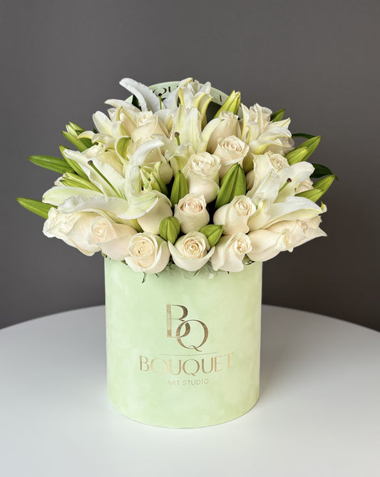 Verde Neve — White Roses & Lilies