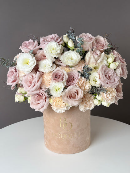 Flower Box “Champagne Blush” – Quicksand Roses & Lisianthus